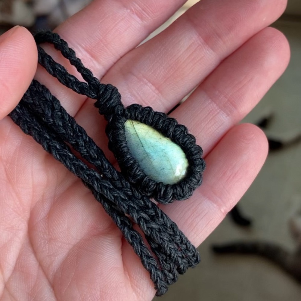 Labradorite macrame necklace - Picture 3 of 7